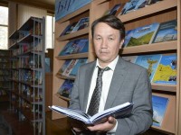 2008 жылдың үзік ақыны мен үздік жазушысы кім?