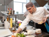 Бастар Есқараев: «Шетелдік аспазшы біздің кез келген шенеуніктен жоғары жалақы алады»