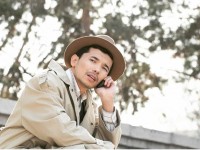 Ғазизхан Шекербеков екі әйелін де бейнебаянға түсірді