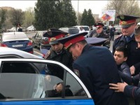 Шымкентте мерекеге келген бірнеше адамды полиция алып кетті