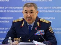 Министр Атырауда қаза тапқан полиция қызметкерінің анасына көңіл айтты