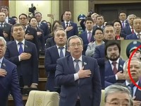 Әнұран шырқалғанда қолын оң жағына қойған депутат ұятқа қалды