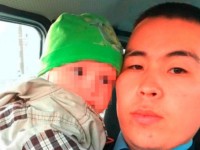 Қоқыстан табылған сәби: Қайыр сұрау үшін баланы пайдаланған