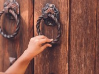 Есікті кім ашады?