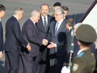 Өзбекстанға барған Тоқаевты әуежайдан премьер-министрдің өзі мен СІМ күтіп алды (фото)