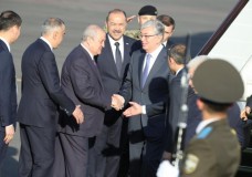 Өзбекстанға барған Тоқаевты әуежайдан премьер-министрдің өзі мен СІМ күтіп алды (фото)