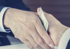 Экс-сенатор 100 доллар парамен ұсталды