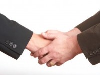 Енді жасы кіші студент жасы үлкен студентке сәлем беруі керек