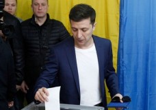 Дауыс беруге келген Зеленский журналистерге рэп оқып берді (видео)